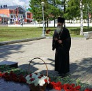 Руководитель епархиального воинского отдела иерей Александр Коссов в День пограничника возложил цветы к памятнику воинам-кировчанам